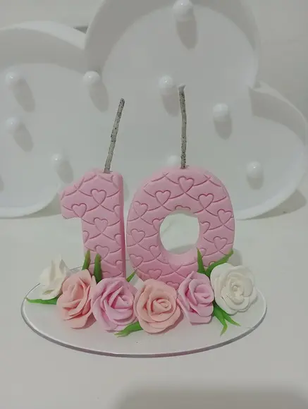 Vela Decorada com Rosas de Biscuit