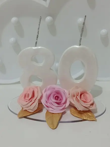 Vela Decorada com Rosas de Biscuit