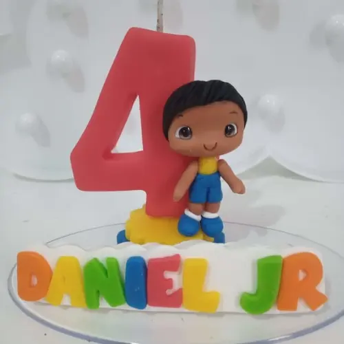 Vela Menino com Nome Tema Neutro de Biscuit