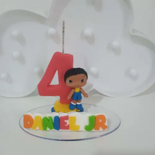 Vela Menino com Nome Tema Neutro de Biscuit