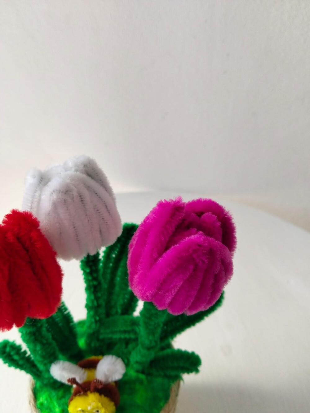Vaso de tulipas e abelha