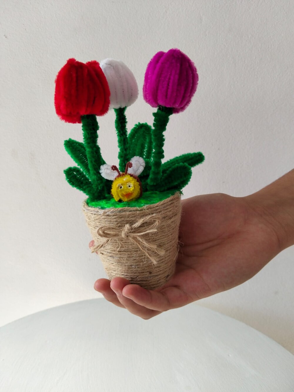 Vaso de tulipas e abelha