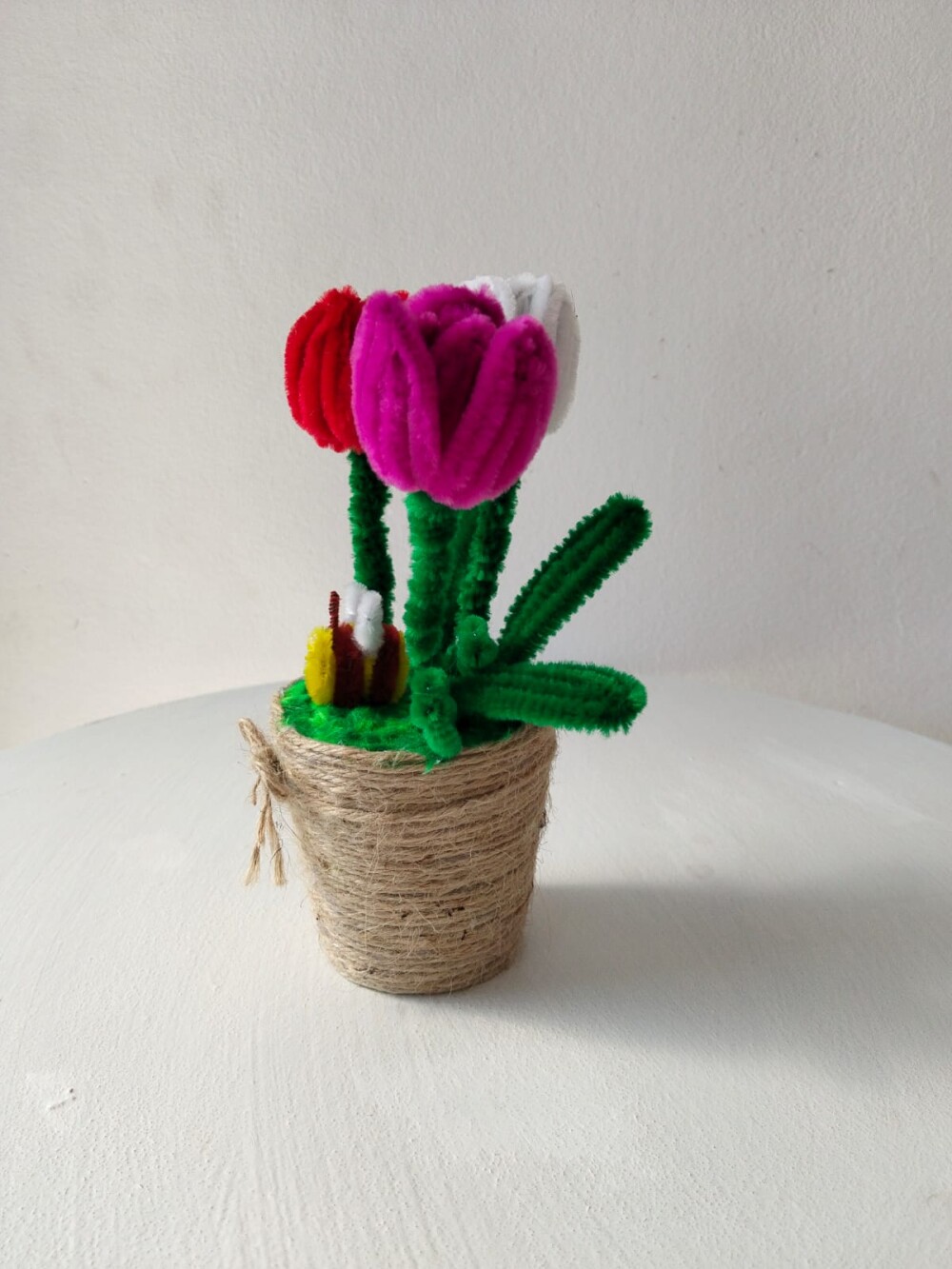 Vaso de tulipas e abelha