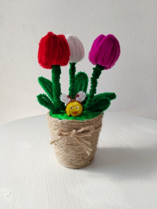 Vaso de tulipas e abelha