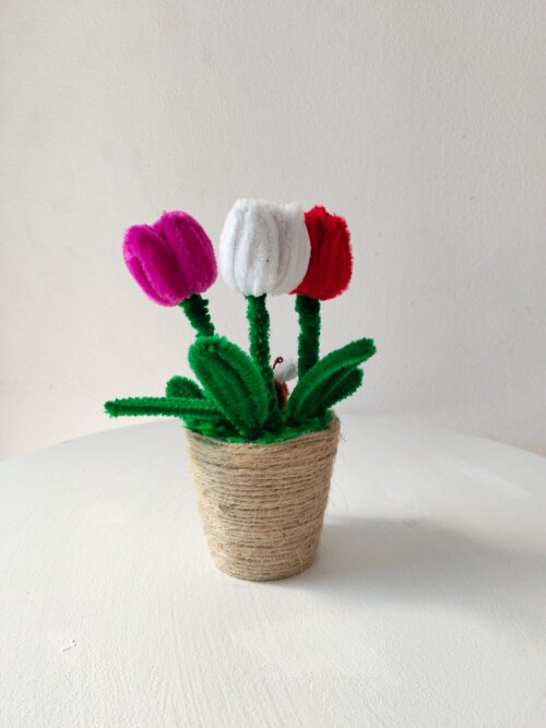 Vaso de tulipas e abelha