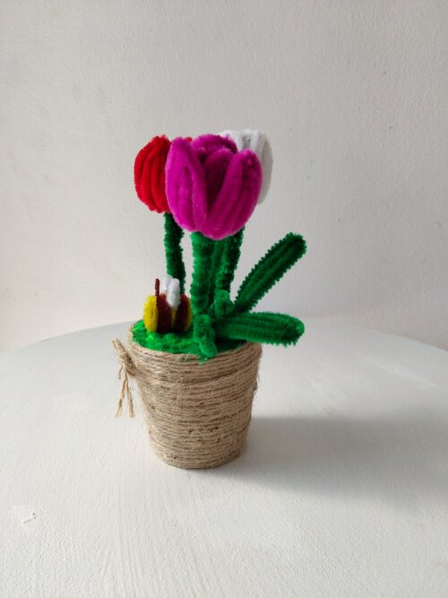 Vaso de tulipas e abelha