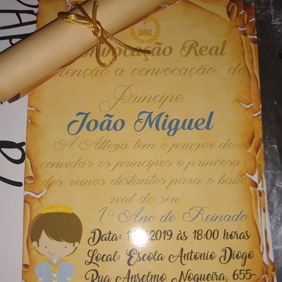 Convite Pergaminho Realeza Menino 10 Unidades