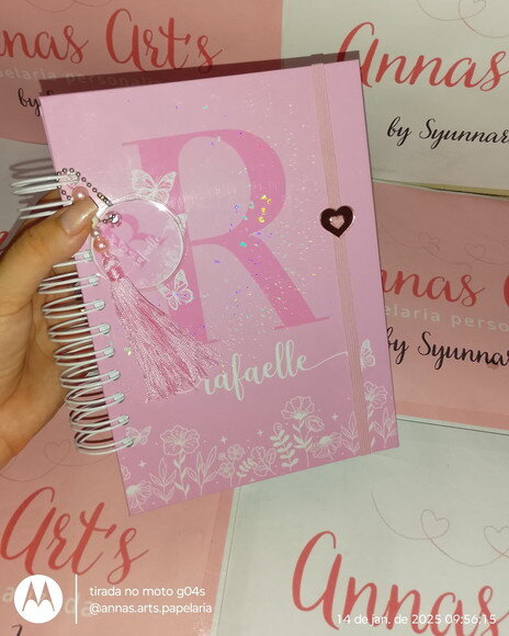 Agenda Escolar Alfabeto Floral Rosa e Branco 2026