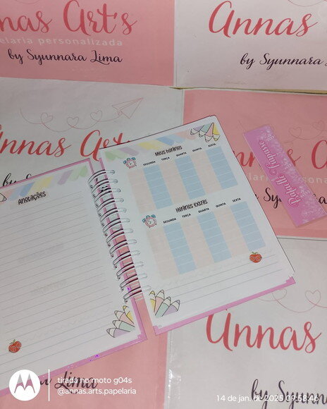 Agenda Escolar Alfabeto Floral Rosa e Branco 2026