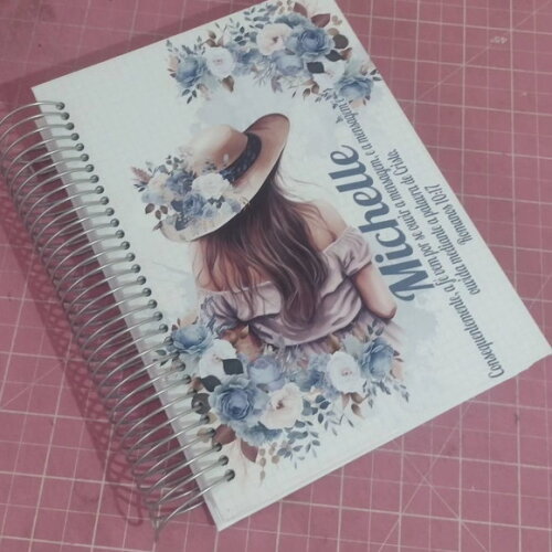 Biblia Personalizada Floral com Mulher 18x26