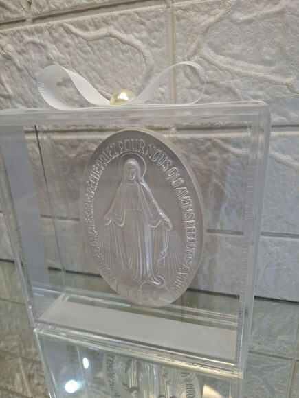 Caixa de Acrílico com Medalha de Nossa Senhora das Graças