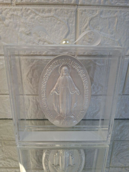 Caixa de Acrílico com Medalha de Nossa Senhora das Graças