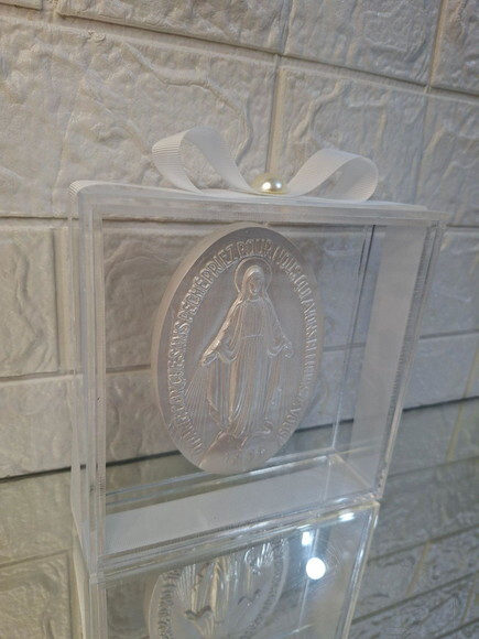 Caixa de Acrílico com Medalha de Nossa Senhora das Graças