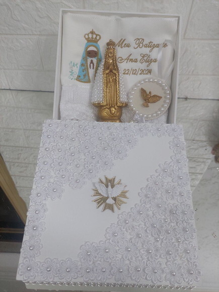 Kit Batizado: Caixa, Toalha, Santa e Pingente de Porta