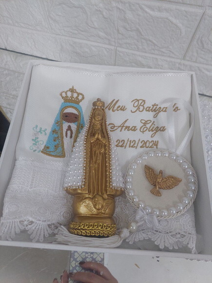 Kit Batizado: Caixa, Toalha, Santa e Pingente de Porta