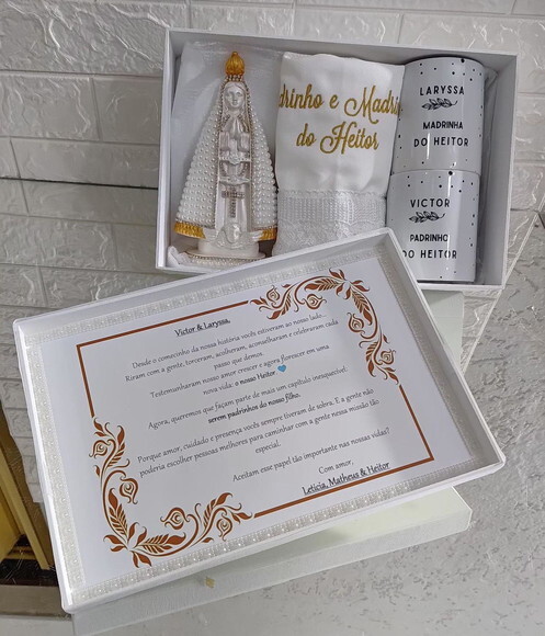 Kit Batizado: Caixa, Toalha,santa e 2 Canecas Personalizadas