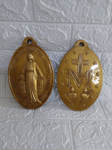 Medalha Milagrosa de Nossa Senhora das Graças, dourada