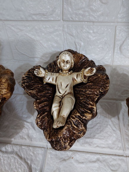 Menino Jesus na Manjedoura 15cm
