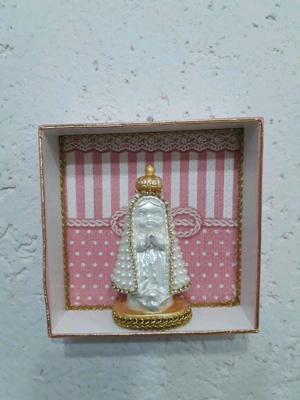 Oratório com mini Nossa Senhora Aparecida.