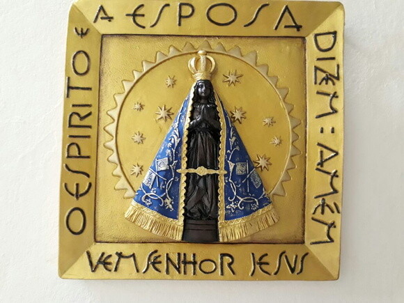 Quadro de Nossa Senhora Aparecida em relevo.