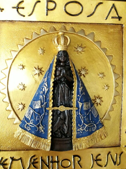 Quadro de Nossa Senhora Aparecida em relevo.