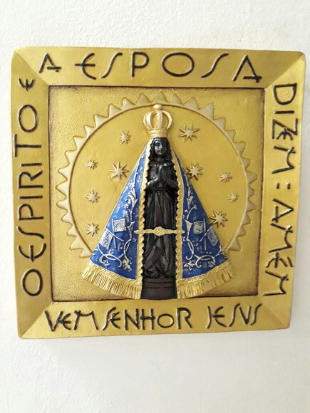 Quadro de Nossa Senhora Aparecida em relevo.