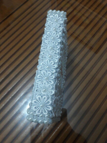 Bíblia Sagrada , com renda e pérolas
