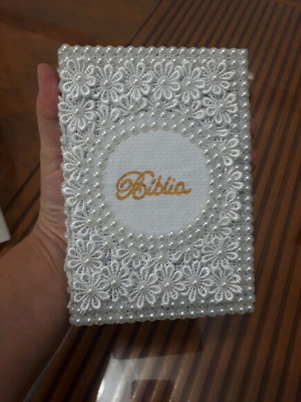 Bíblia Sagrada , com renda e pérolas