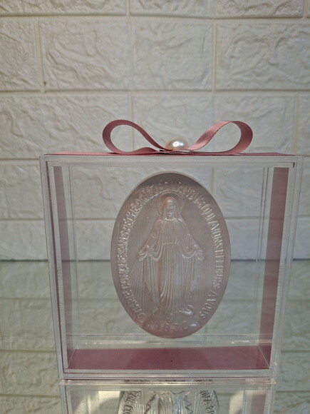 Caixa de Acrílico com Medalha Nossa Senhora das Graças