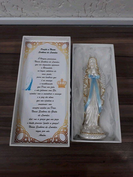 Caixa presente com Nossa Senhora de Lourdes.