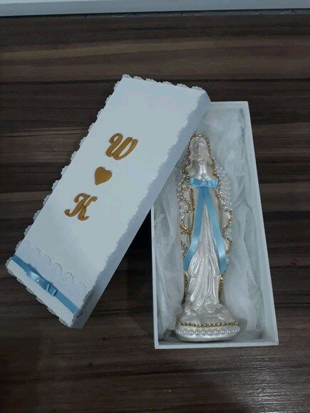 Caixa presente com Nossa Senhora de Lourdes.