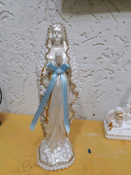 Caixa presente com Nossa Senhora de Lourdes.