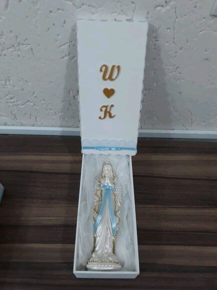 Caixa presente com Nossa Senhora de Lourdes.