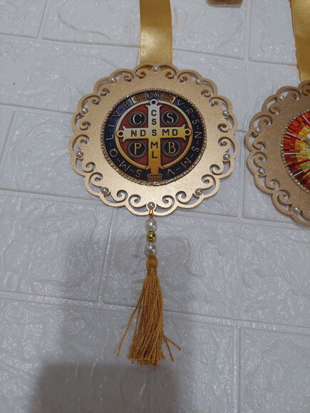 Escapulário De Porta Medalha De São Bento E Espírito Santo
