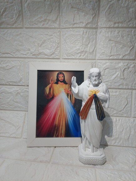 Jesus Misericordioso 20cm + Quadro com Moldura Branca.