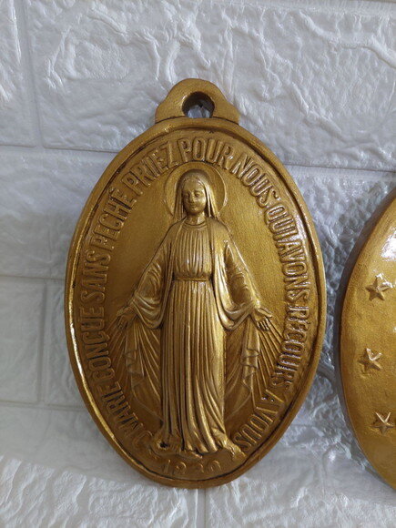 Medalha Milagrosa de Nossa Senhora das Graças, dourada