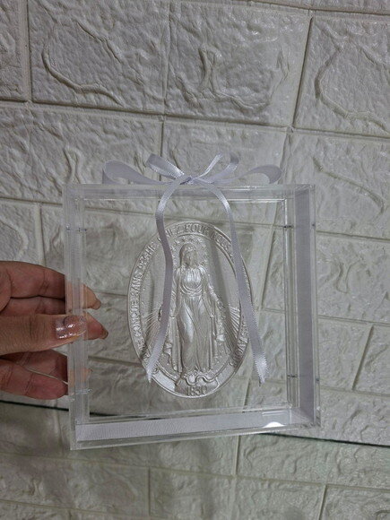 Porta Alianças de Acrílico com Medalha de N. Sra das Graças