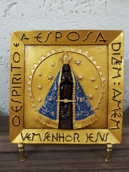 Quadro de Nossa Senhora Aparecida em relevo.