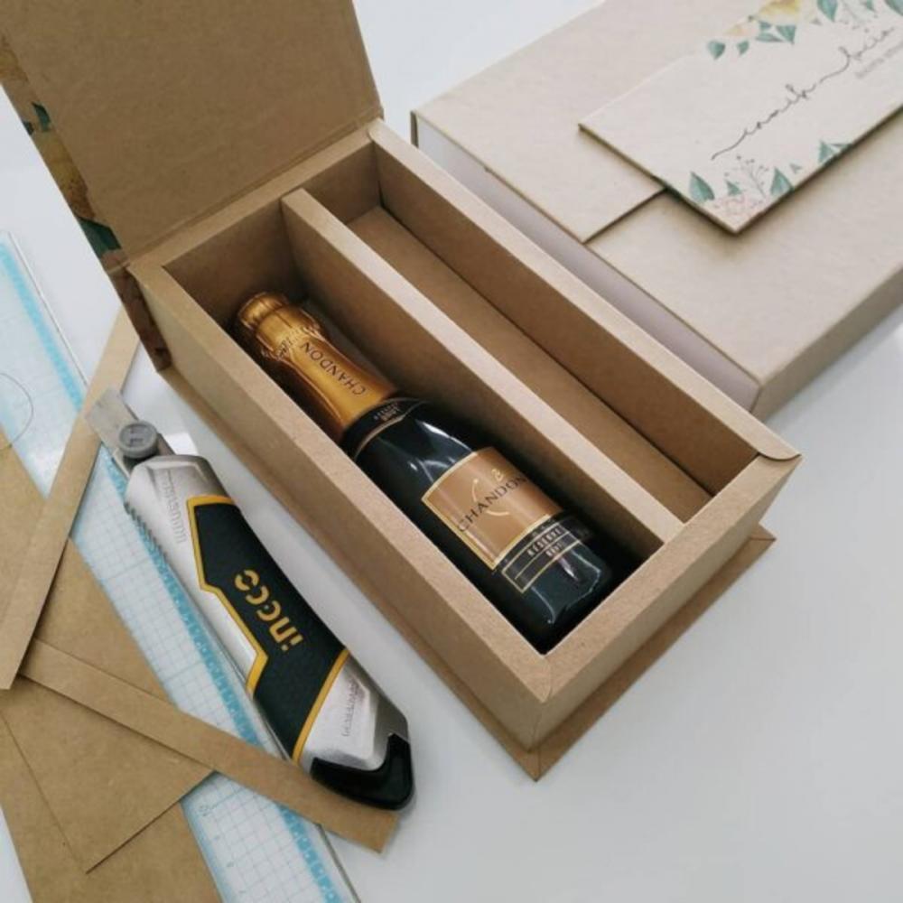 Arquivo de Corte Caixa Cartonada para Mini Vinho