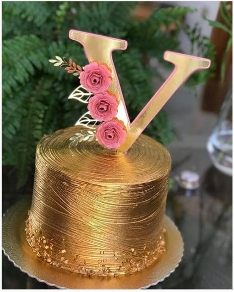 Arquivo de corte topo flores e letra V em camadas