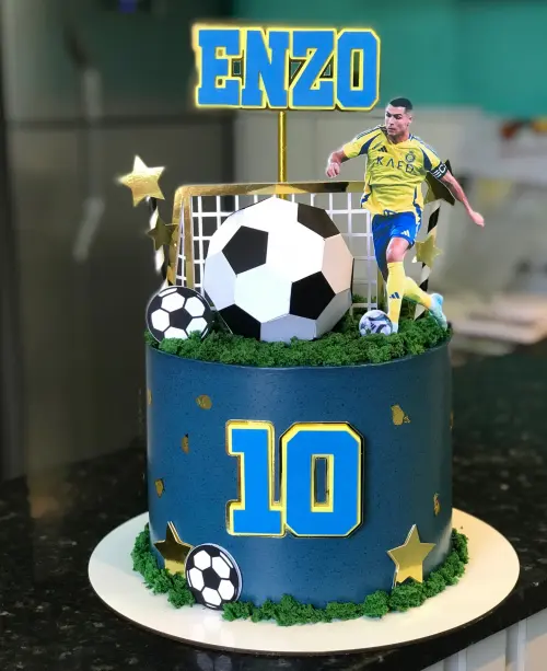 Topo de bolo Cristiano Ronaldo com bola 3D