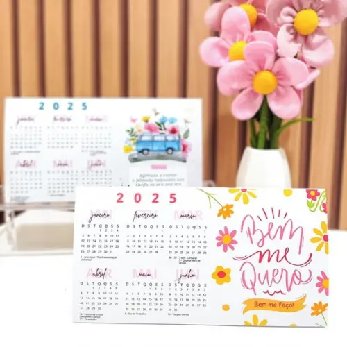Arquivo Digital Calendário de Mesa Triangular 2025