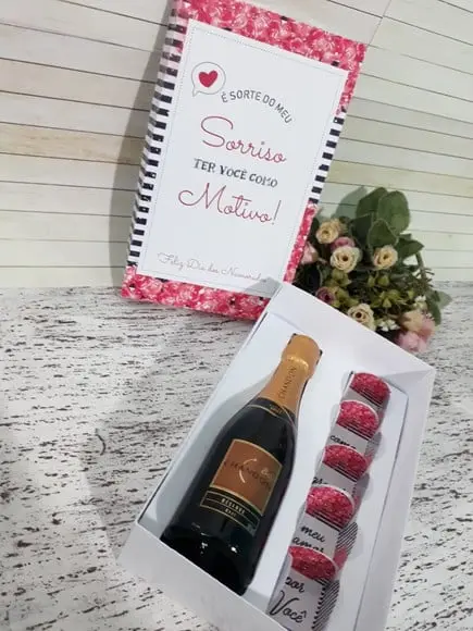 Arquivo de caixa para espumante e doces