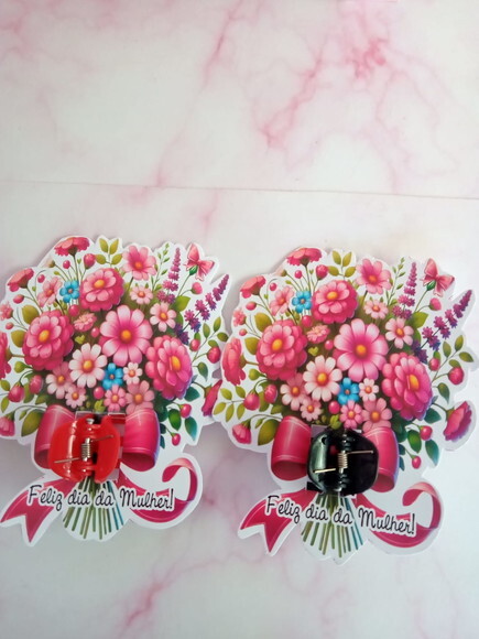 Card com Mini Piranha de Cabelo Dia da Mulher