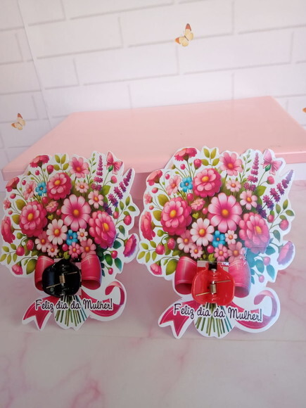 Card com Mini Piranha de Cabelo Dia da Mulher