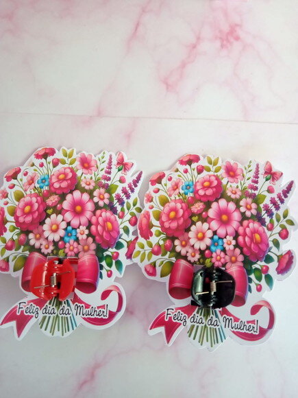Card com Mini Piranha de Cabelo Dia da Mulher