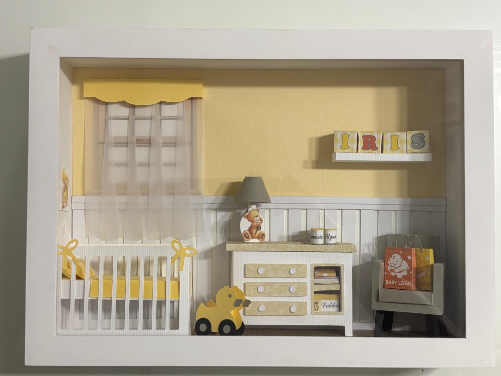 Quadro Cenário em Miniatura - Quarto de Bebê, com vidro