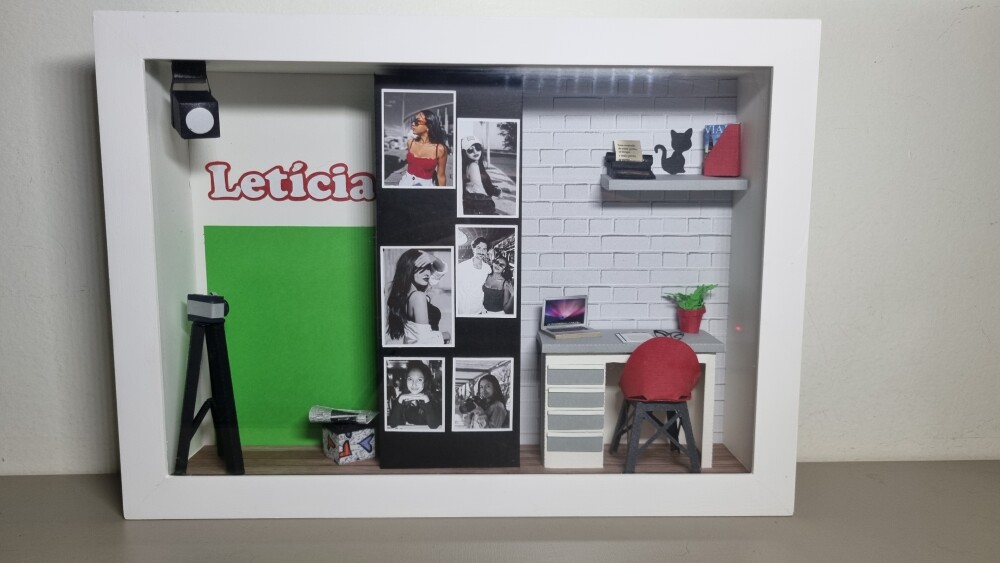 Quadro Cenário em Miniatura - Jornalista - com vidro