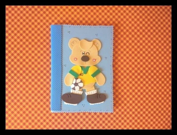 Caderno pequeno decorado ursinho jogador de futebol