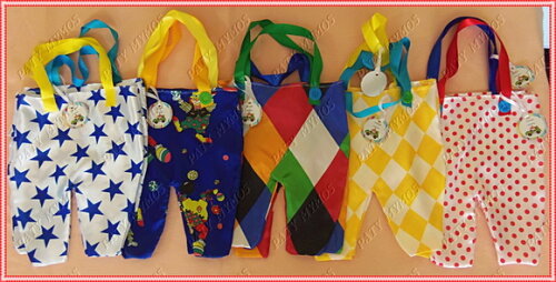Sacolinha Calça de Palhaço com Kit Desenhos e Giz de Cera